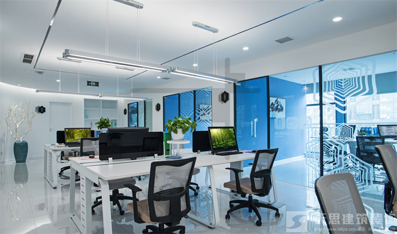 頂棚天花設(shè)計(jì)在<a href=http://m.ca437rpuy.cn/ target=_blank class=infotextkey>合肥辦公室裝修</a>中的運(yùn)用